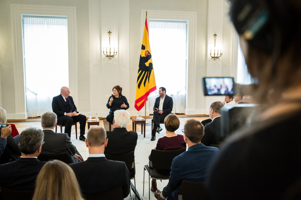 Gespräch "Von Erfolgsrezepten in Ost und West" in der Reihe "Geteilte Geschichte(n)" mit den Köchen und Restaurantinhabern Maria Groß und Ali Güngörmüş, moderiert von Jörg Thadeusz im Großen Saal  in Schloss Bellevue.